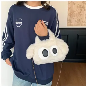 Detalle de un lindo bolso de peluche blanco con grandes ojos de dibujos animados