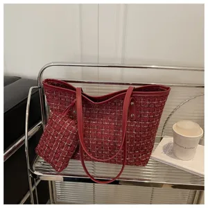 Detailweergave van rode tweed geruite schoudertas met bijpassend klein etui setje