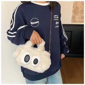 Vista detallada de bolso bandolera de peluche blanco con diseño de ojos de dibujos animados