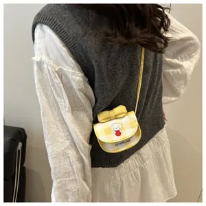 Bolso bandolera pequeño a cuadros amarillos con dibujo de perrito y detalle de lazo