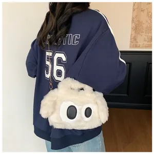 Vista posterior de modelo con bolso de peluche blanco con ojos grandes de dibujos animados