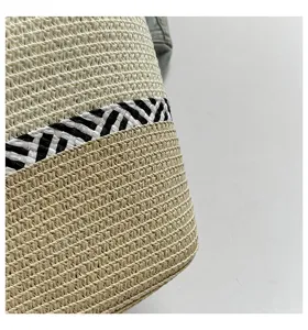 Detalle de cerca de la textura de un bolso de paja tejido a mano con franja a rayas