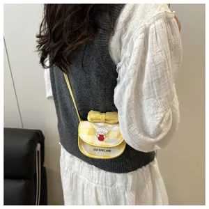 Modelo con mini bolso bandolera de cuadros amarillos, perro de dibujos animados y un lazo.