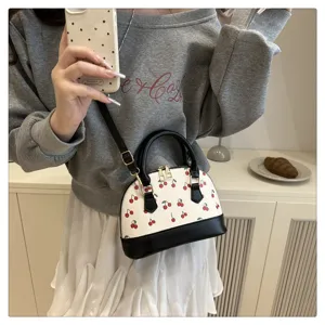 Modische Handtasche mit Kirschmuster in einer lässigen Indoor-Lifestyle-Umgebung