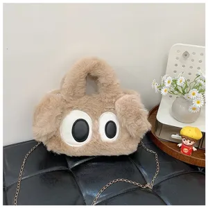 Primer plano de un bolso de peluche marrón con grandes ojos de dibujos animados y cadena.