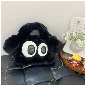 Primer plano de un bolso de peluche negro con un adorable diseño de ojos grandes