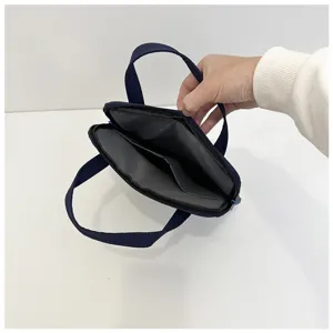Vue intérieure de la sacoche ordinateur portable bleu marine avec doublure.