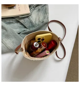 Vista superior de un bolso de paja tejida que muestra su capacidad para los objetos cotidianos