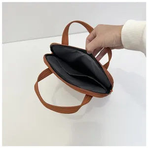 Détail intérieur de la sacoche d'ordinateur orange montrant le diviseur de poche.