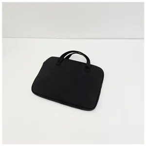 Housse d'ordinateur portable noire épurée pour tablettes de 11 à 14 pouces sur blanc
