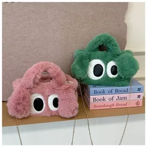 Detalle de lindos bolsos de peluche con grandes ojos de dibujos animados en color