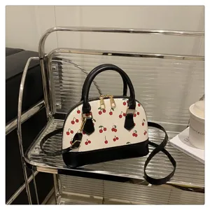 Moderne schwarz-weiße Muscheltasche mit einem süßen roten Kirschprint-Musterdesign