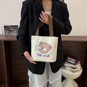 Bolso tote de lona crema minimalista con un lindo estampado de oso y asas marrones