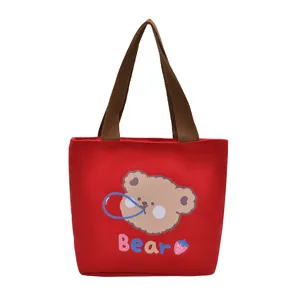 Bolso de lona roja con un lindo estampado de oso de dibujos animados y asas marrones