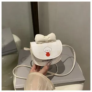 Vista detallada del bolso bandolera a cuadros blancos con estampado de perro y lazo