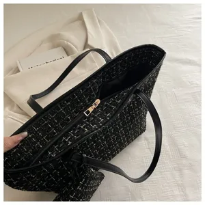 Detail van de grote zwarte tweed shopper met goudkleurig draad en ritssluiting