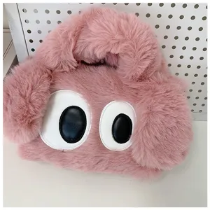 Primer plano detallado de un bolso de peluche rosa con ojos grandes de dibujos animados