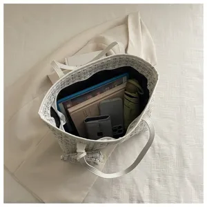 Detail van grote tweed shopper met interieur voor tablet en dagelijkse accessoires
