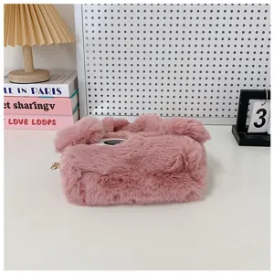 Vista detallada del bolso rosa de peluche con ojos grandes y textura suave y esponjosa
