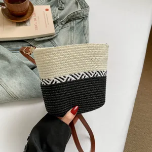Elegante bolso de paja tejido a mano con rayas blancas y negras para ir a la playa