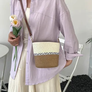 Bolso de paja hecho a mano con rayas chevron y correa marrón para vacaciones de verano