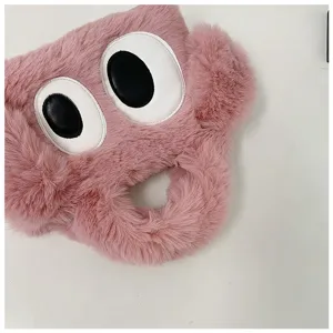 Vista detallada de un bolso de peluche rosa con bonitos ojos grandes de dibujos