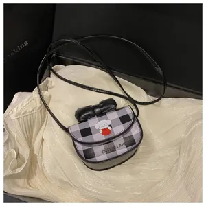 Primer plano del mini bolso bandolera a cuadros con perrito lindo y lazo negro