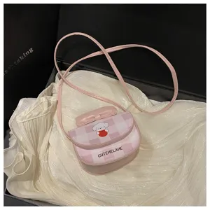 Detalle de cerca del mini bolso bandolera a cuadros rosa con perro animado y lazo