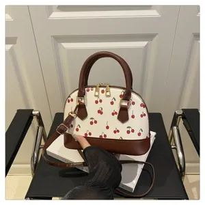 Modische Kirsch-Print Muscheltasche mit braunen Griffen und langem Schultergurt