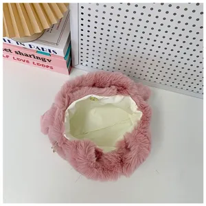 Vista interior de un bolso de peluche rosa con forro suave y práctico cierre magnético.