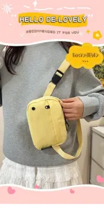 Primer plano de un bolso bandolera de oxford amarillo impermeable llevado por una modelo