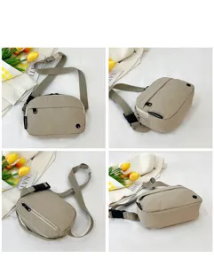 Vista multiangular de un bolso bandolera minimalista impermeable de Oxford en beige.