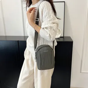 Bolso bandolera de nailon verde oliva para mujer en material impermeable y ligero