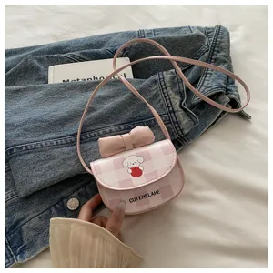 Elegante mini bolso bandolera a cuadros rosa con un tierno perro de dibujos animados