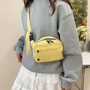 Bolso bandolera casual amarillo de oxford impermeable sobre sudadera gris