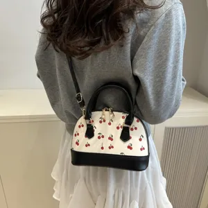 Modische weiße Muschelhandtasche mit rotem Kirschdruck und schwarzem Lederboden für Damen
