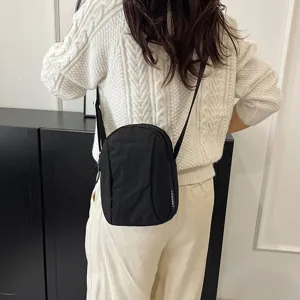 Bolso bandolera negro de nailon impermeable para móvil en un estilo de vida casual moderno