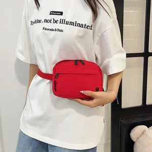 Detalle de una riñonera roja minimalista de tela Oxford impermeable para uso diario informal