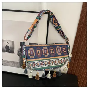 Retro etnische schoudertas met kleurrijke geometrische patronen en decoratieve kwastjes
