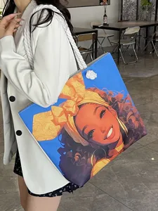 Detalle de un elegante bolso tote con asas de cuerda gruesa y estampado artístico