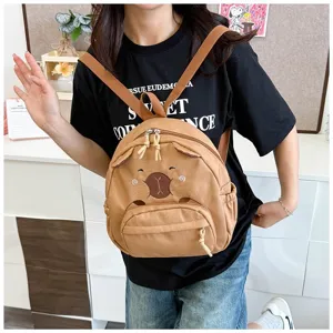 Nahaufnahme des süßen Bären-Rucksacks, getragen von einem Modell in Freizeitkleidung.