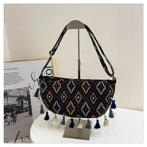 Gedetailleerd overzicht van de boho crossbody tas met geometrische patronen en kwastjes.