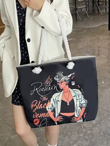 Bolso tote negro elegante con estampado gráfico de mujer y asas de cuerda blanca.