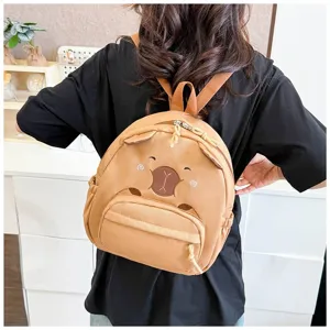 Süßer brauner Rucksack mit Tiermotiv, getragen von einem Modell in einem lässigen Stil