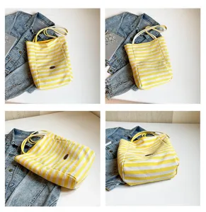 Detalles multiángulo de un bolso tote de lona a rayas amarillas y blancas grandes.