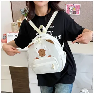 Vorderansicht eines weißen Canvas-Rucksacks mit einem süßen gestickten Bärengesicht