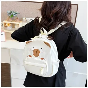 Süßer weißer Tierrucksack mit Bärendesign beim Tragen, zeigt lässigen Ausgehstil