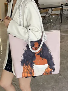 Detalle del nuevo bolso tote 2025 con estampado de chica negra y asas de cuerda gruesa