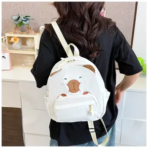 Süßer weißer Rucksack mit Tiergesicht auf dem Rücken eines Models in gemütlicher Szene