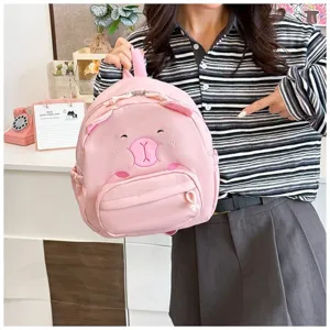 Detailansicht eines niedlichen rosa Bären-Rucksacks für Mädchen von einem Model gehalten